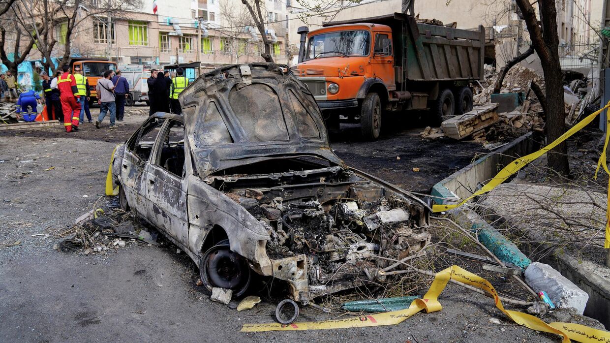 Автомобиль, сгоревший при ударе Израиля и США по зданию в Тегеране, Иран, 28 февраля