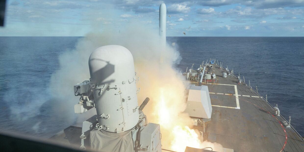 Запуск ракеты с американского корабля в ходе операции США и Израиля против Ирана под названием Эпическая ярость