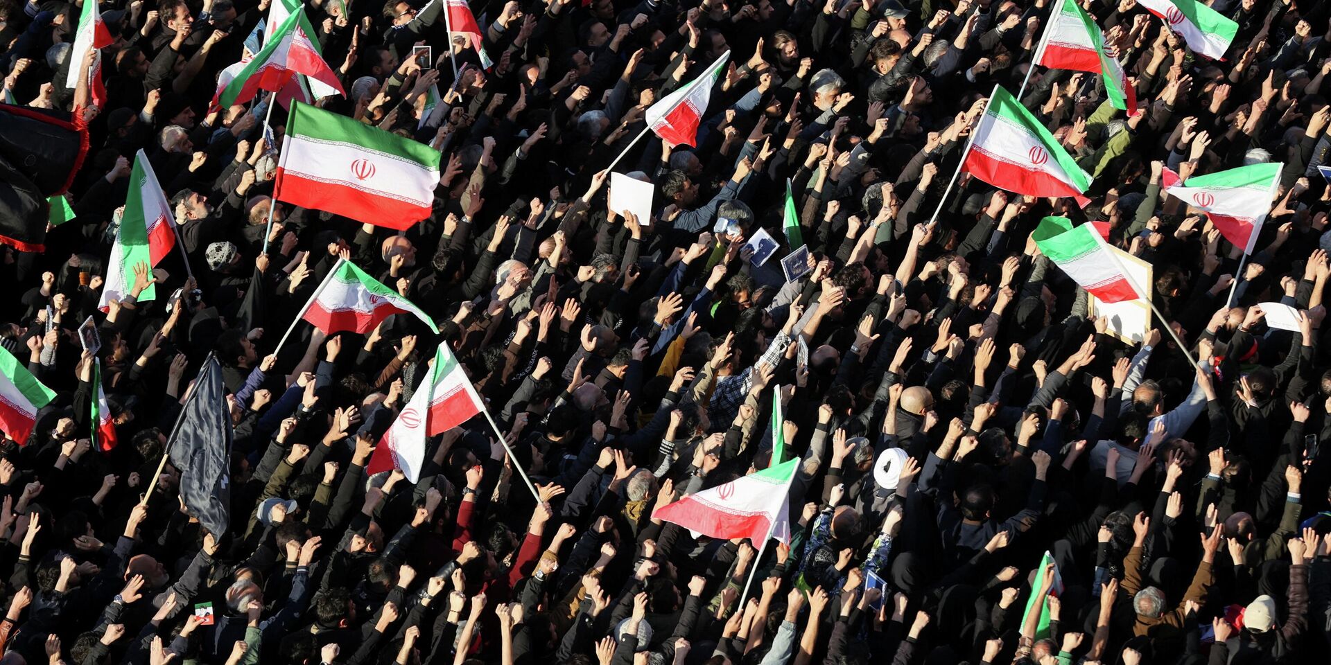 Иранцы оплакивают гибель Верховного лидера Али Хаменеи в результате ударов Израиля и США - ИноСМИ, 1920, 01.03.2026