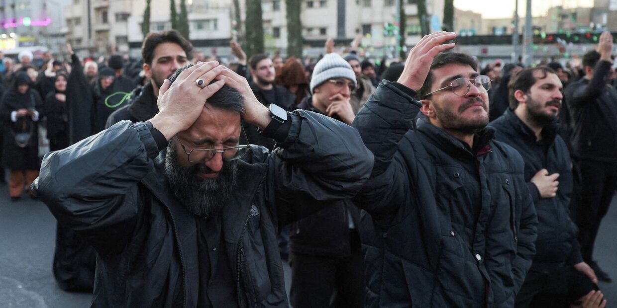 Иранцы собираются на площади Энгелаб в Тегеране, оплакивая гибель верховного лидера аятоллы Али Хаменеи в результате американо-израильского удара