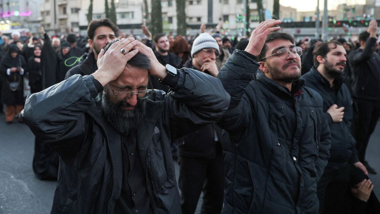 Иранцы собираются на площади Энгелаб в Тегеране, оплакивая гибель верховного лидера аятоллы Али Хаменеи в результате американо-израильского удара