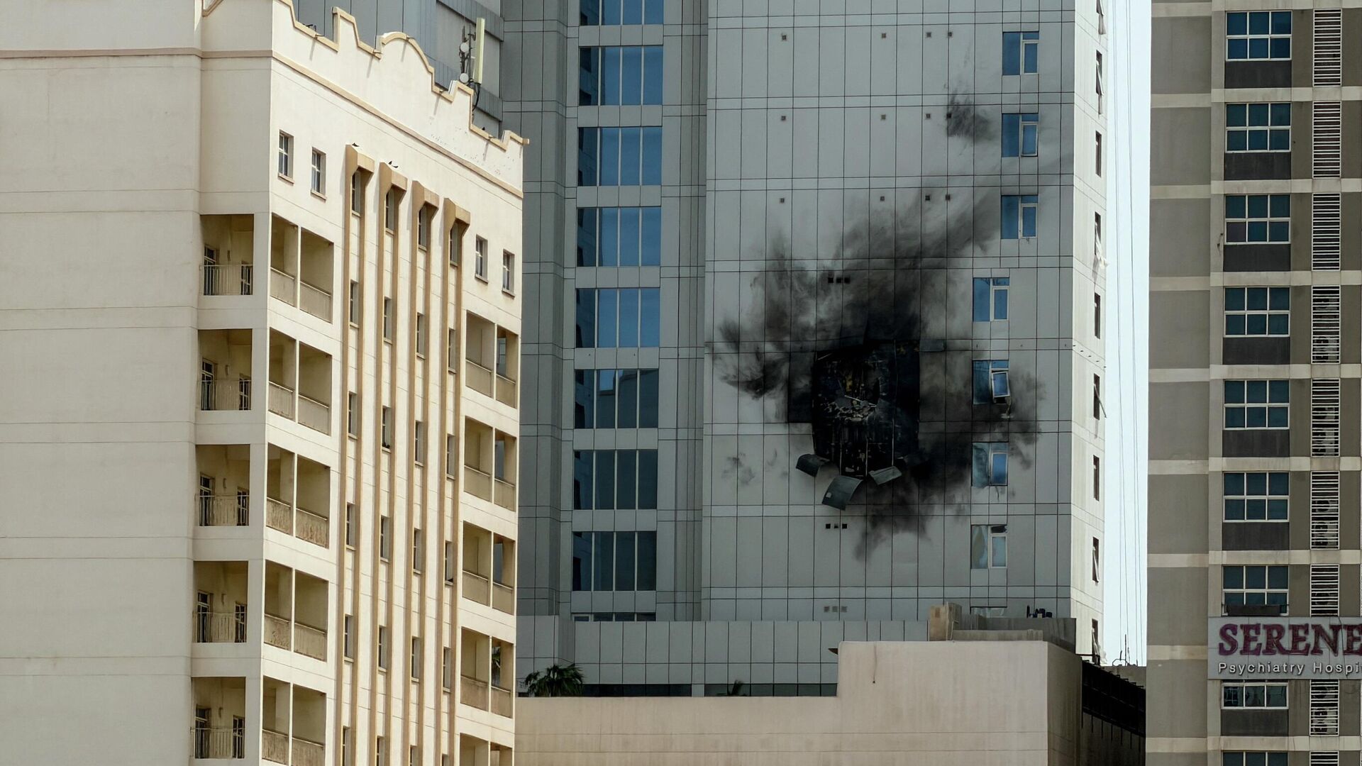 Здание, поврежденное в результате атаки иранского беспилотника в Джуффайре. Бахрейн, 1 марта 2026 года - ИноСМИ, 1920, 01.03.2026