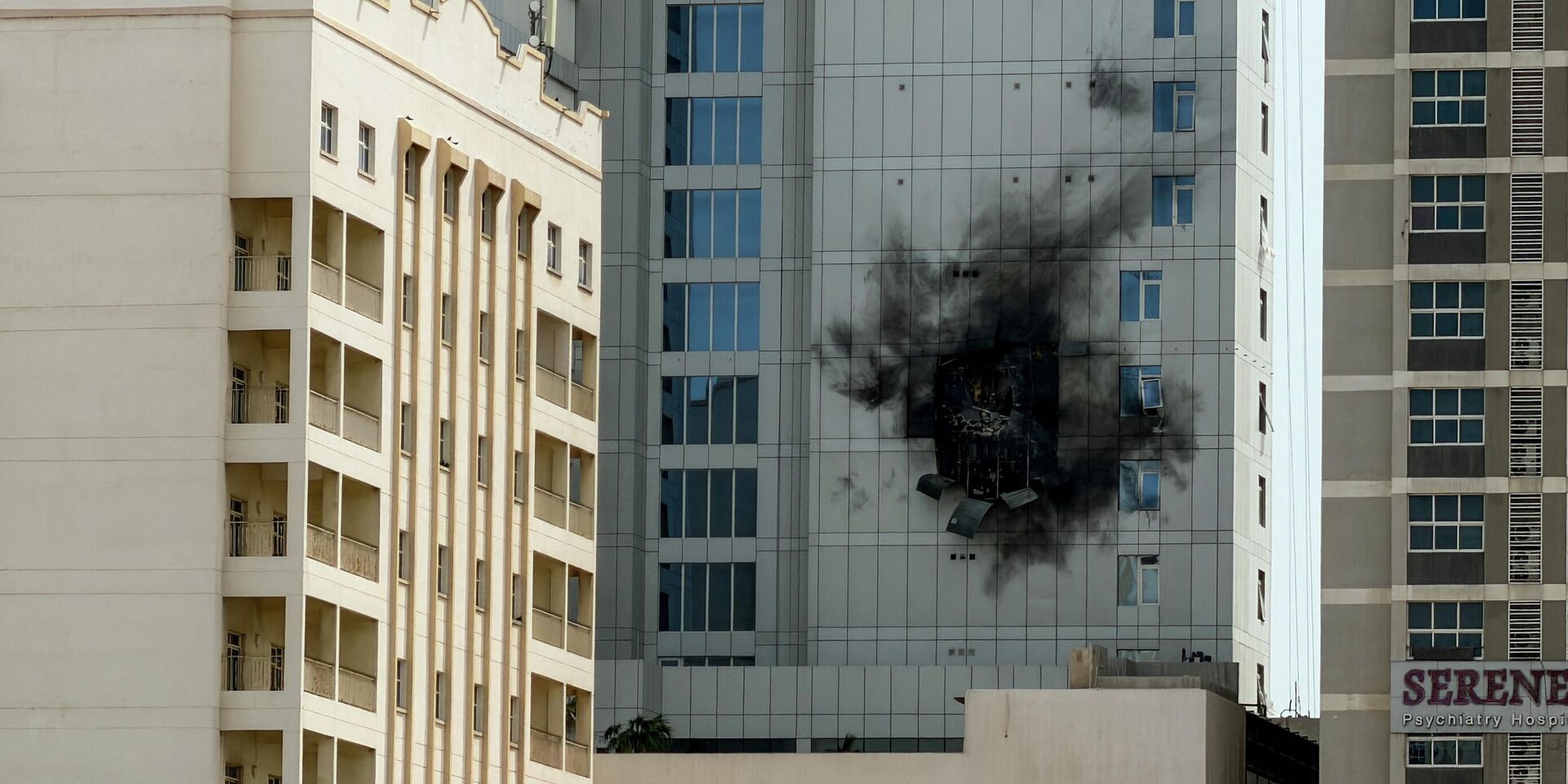 Здание, поврежденное в результате атаки иранского беспилотника в Джуффайре. Бахрейн, 1 марта 2026 года - ИноСМИ, 1920, 01.03.2026