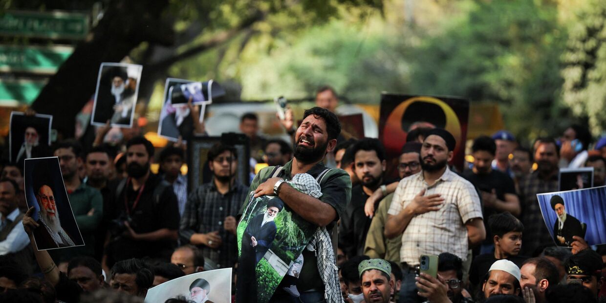 Мусульмане-шииты выражают скорбь во время акции протеста после убийства верховного лидера Ирана аятоллы Али Хаменеи в результате ударов Израиля и США в субботу. Нью-Дели, Индия, 1 марта 2026 года