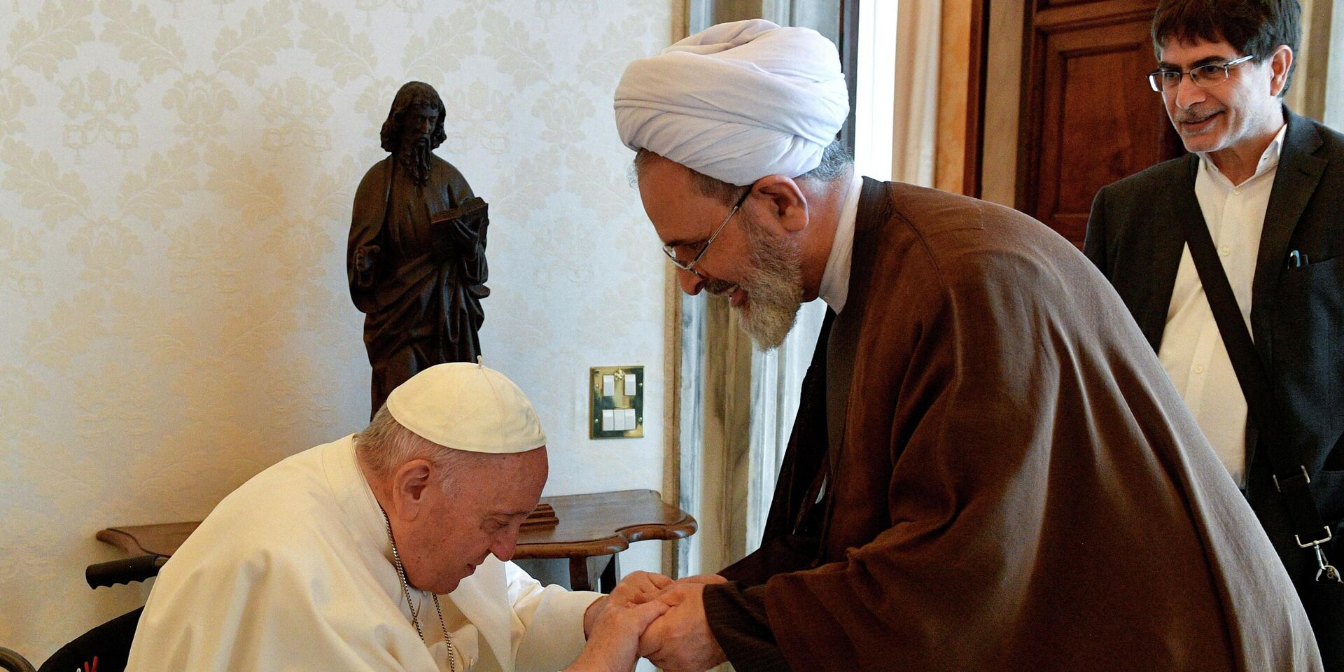 Папа Римский Франциск принял аятоллу Алирезу Арафи, главу исламских семинарий Ирана, и сопровождающих его лиц на частной аудиенции в Ватикане 30 мая 2022 года - ИноСМИ, 1920, 01.03.2026