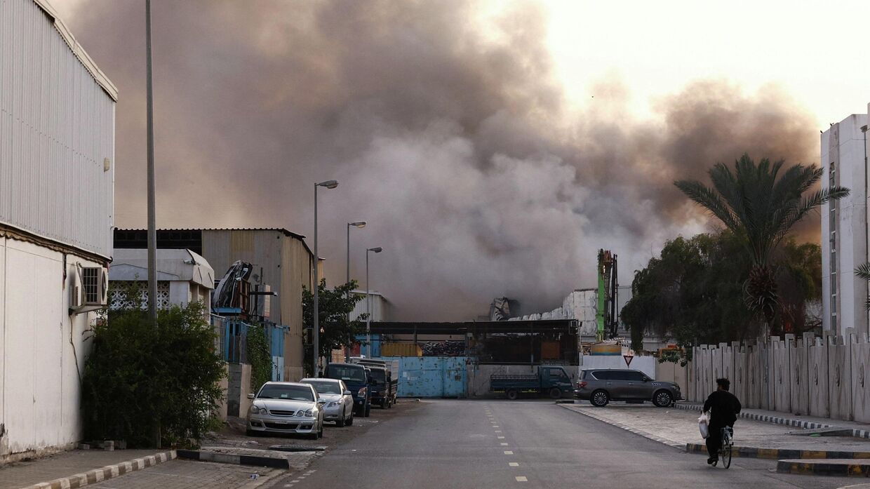 Над Шарджей поднимается дым после сообщений об атаках Ирана. Объединенные Арабские Эмираты, 1 марта 2026 года
