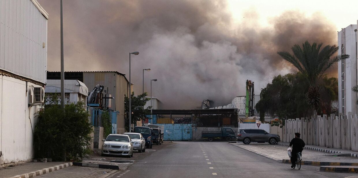 Над Шарджей поднимается дым после сообщений об атаках Ирана. Объединенные Арабские Эмираты, 1 марта 2026 года