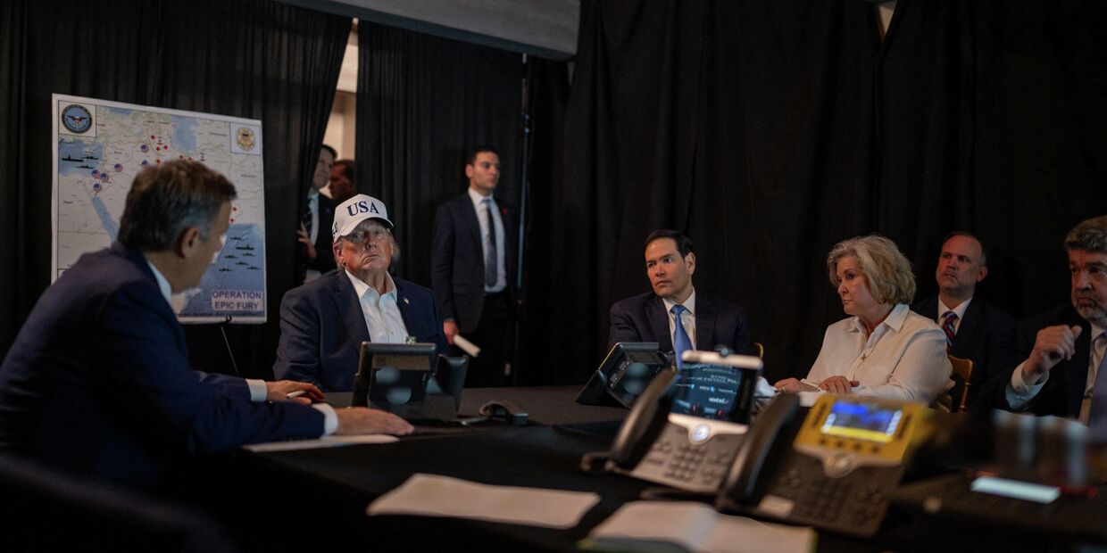 Президент США Дональд Трамп беседует с директором ЦРУ Джоном Рэтклиффом во время военной операции в Иране