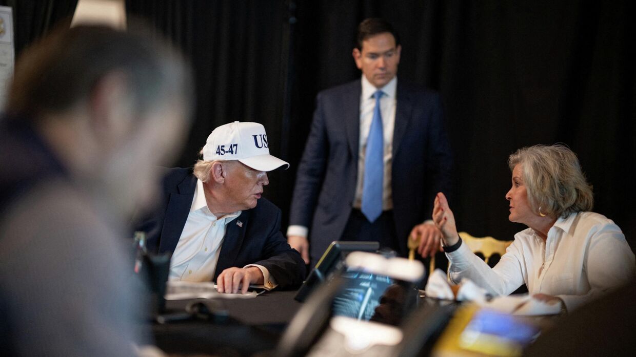 Президент США Дональд Трамп беседует с главой администрации Белого дома Сьюзи Уайлс и госсекретарем Марко Рубио во время военной операции в Иране в резиденции Мар-а-Лаго. Флорида, США, 28 февраля 2026 года