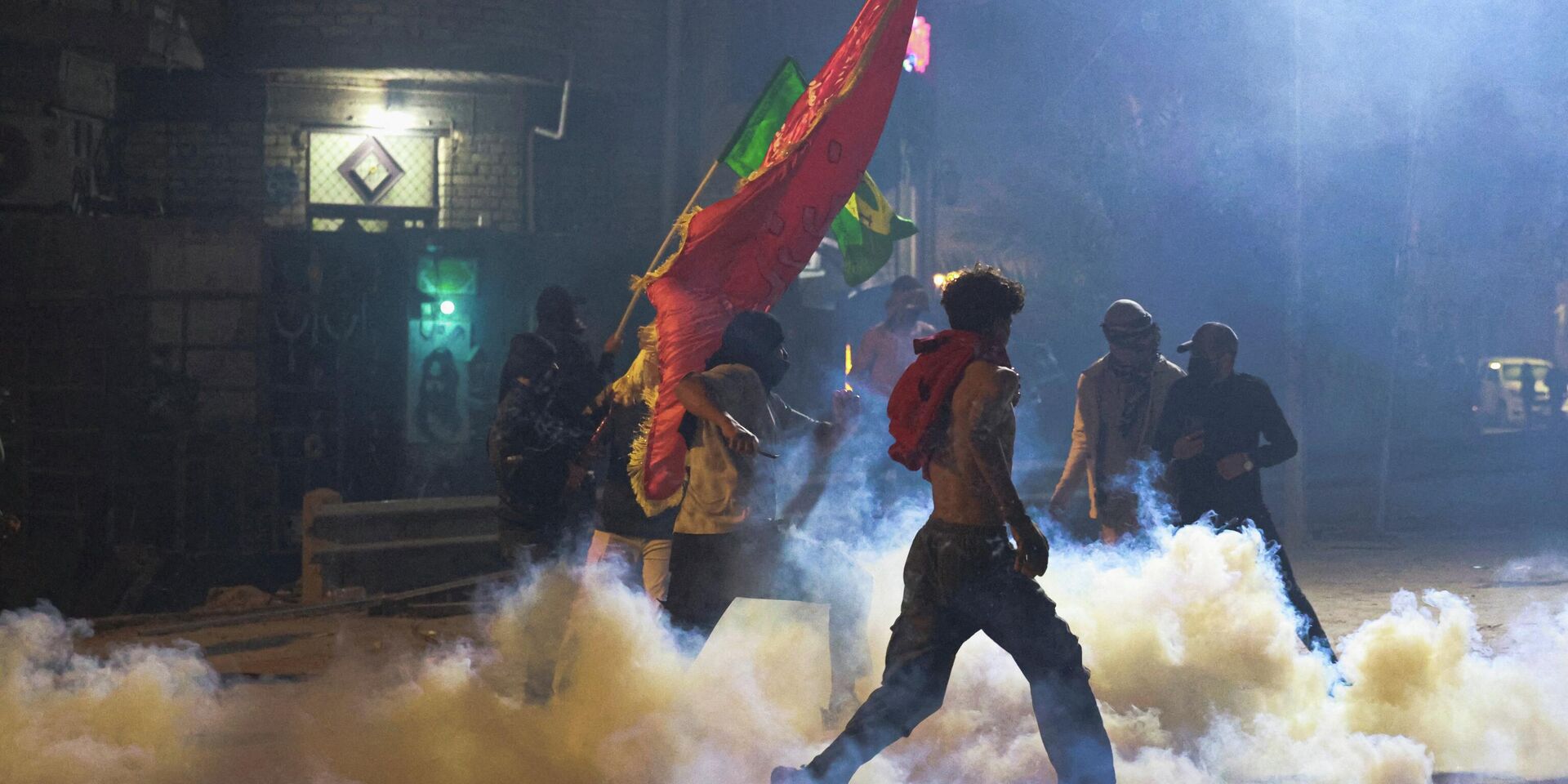 Сторонники иракских шиитов пытаются продвинуться к посольству США в Багдаде после израильских и американских ударов по Ирану. 1 марта 2026 года. - ИноСМИ, 1920, 02.03.2026