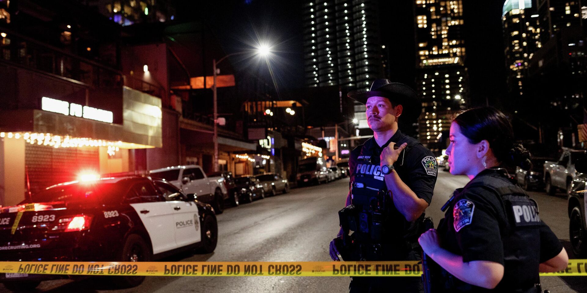 Полицейские на месте массовой стрельбы в Остине, штат Техас - ИноСМИ, 1920, 02.03.2026