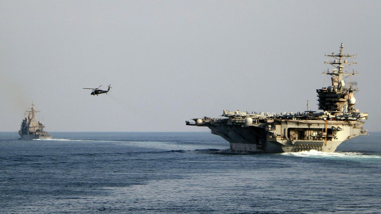 Авианосец США Дуайт Эйзенхауэр и другие военные корабли пересекают Ормузский пролив 