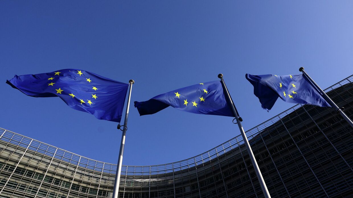 Флаги Европейского союза перед штаб-квартирой Европейской комиссии в Брюсселе, Бельгия
