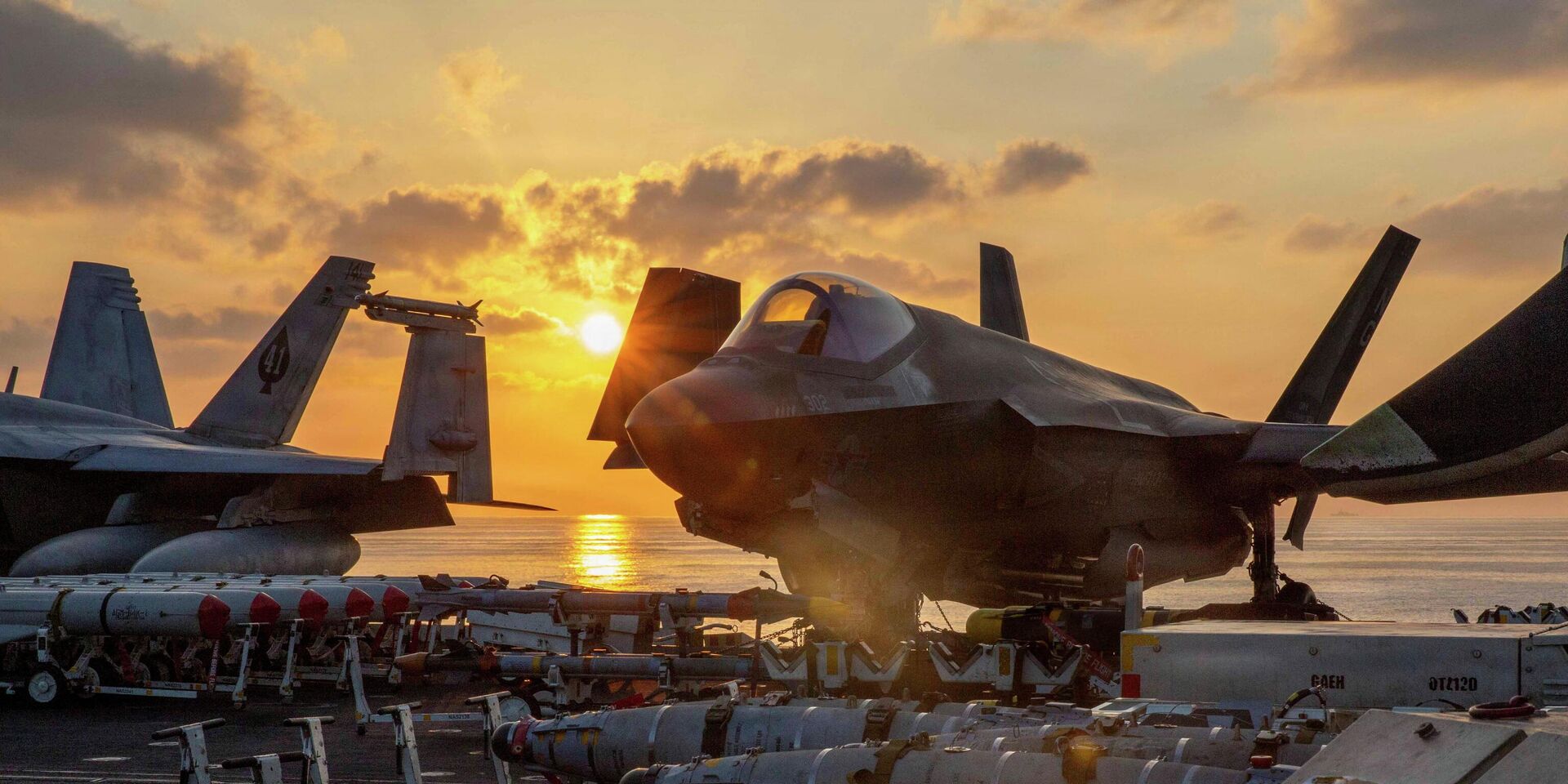 Истребитель морской пехоты США F-35C Lightning II на палубе авианосца ВМС США Авраам Линкольн - ИноСМИ, 1920, 07.03.2026