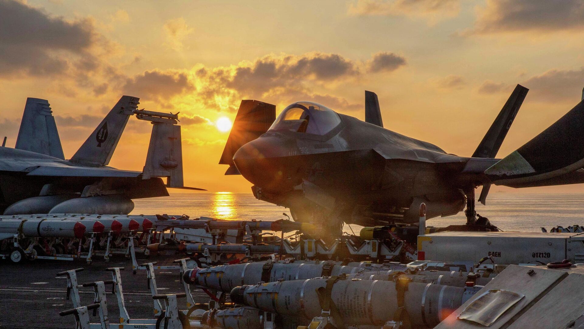 Истребитель морской пехоты США F-35C Lightning II на палубе авианосца ВМС США Авраам Линкольн - ИноСМИ, 1920, 07.03.2026