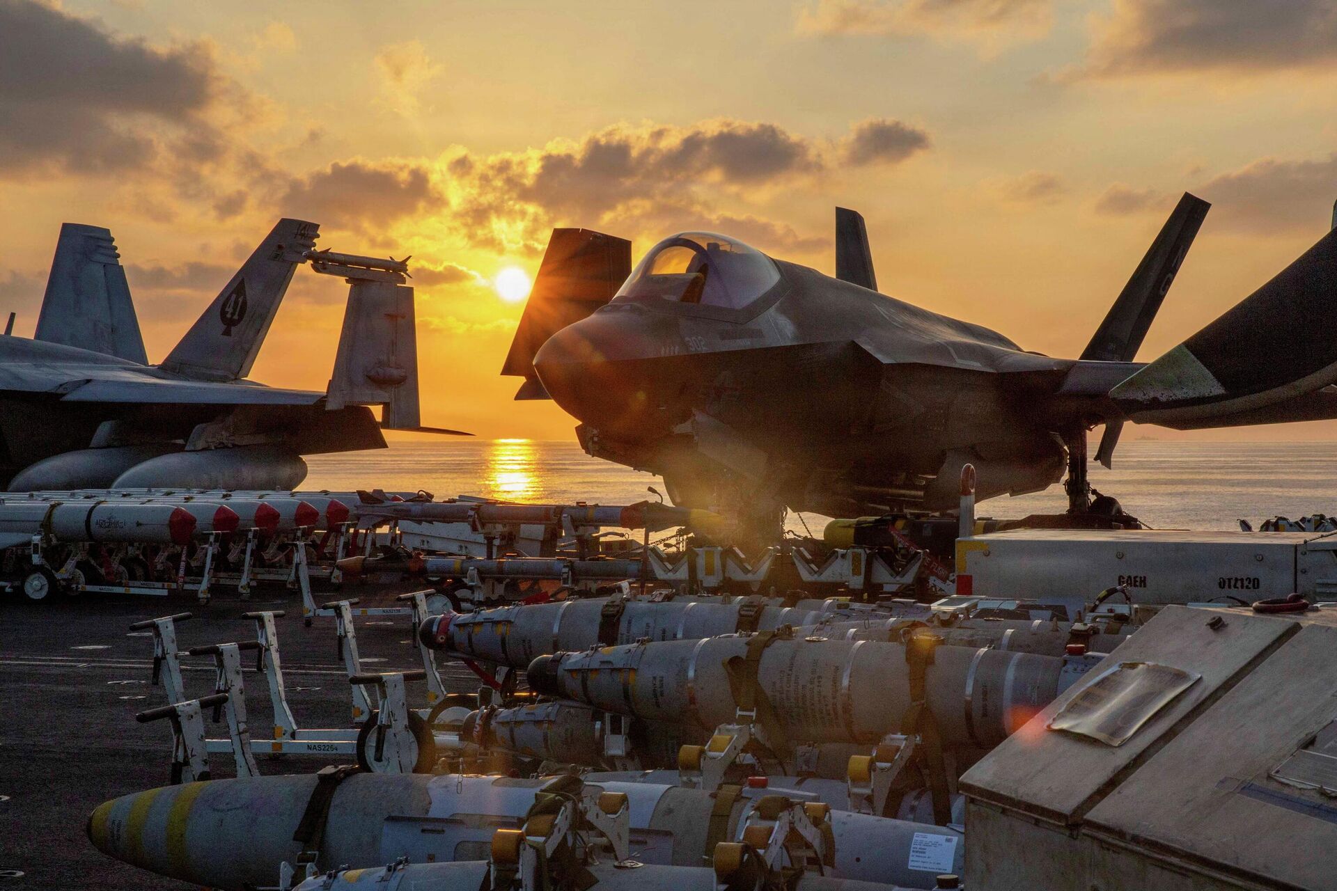 Истребитель морской пехоты США F-35C Lightning II на палубе авианосца ВМС США Авраам Линкольн - ИноСМИ, 1920, 03.04.2026