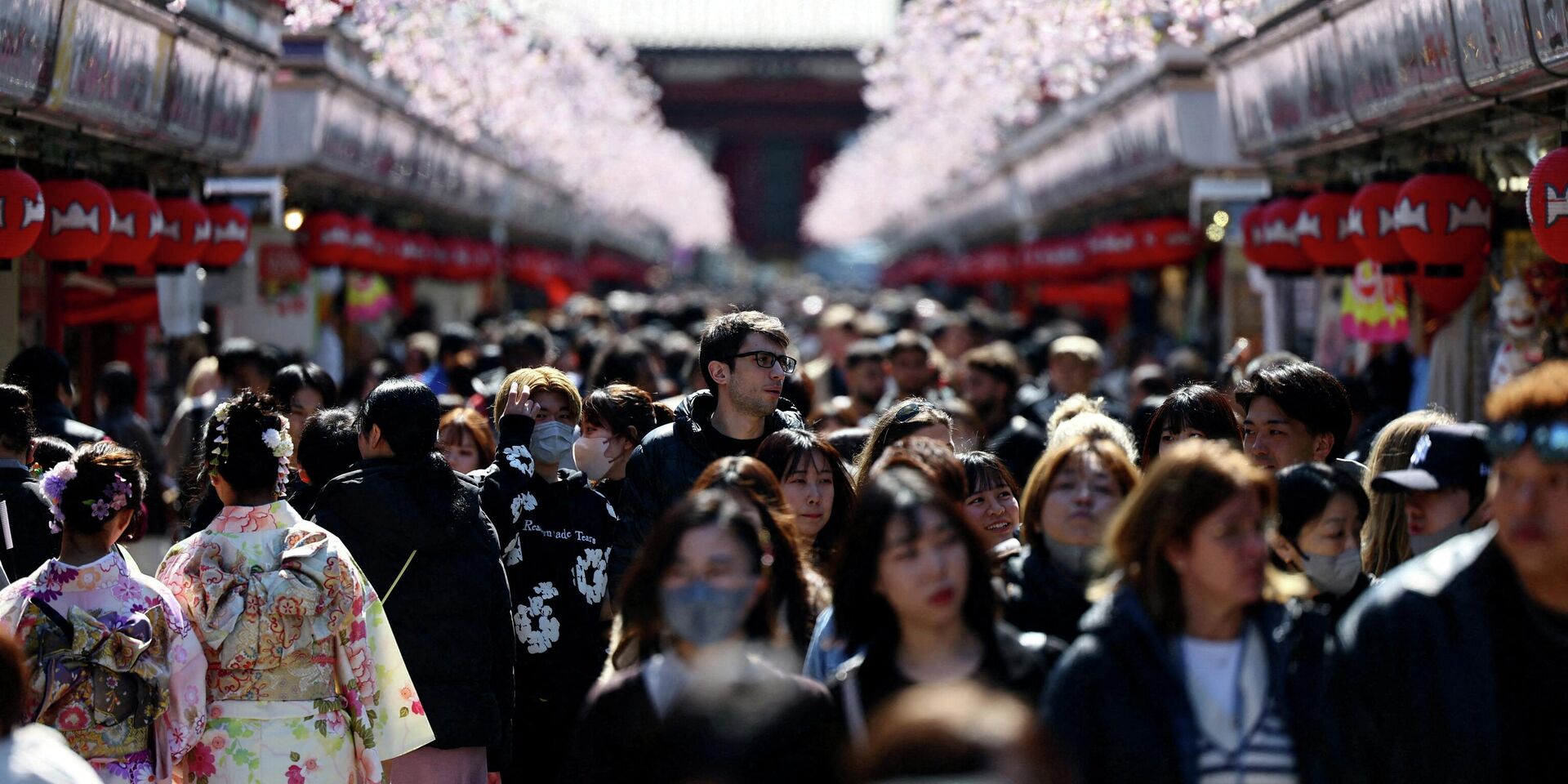 Посетители прогуливаются по улице Накамисэ-дори, посещая храм Сэнсо-дзи в районе Асакуса, популярном туристическом месте в Токио, Япония - ИноСМИ, 1920, 06.03.2026