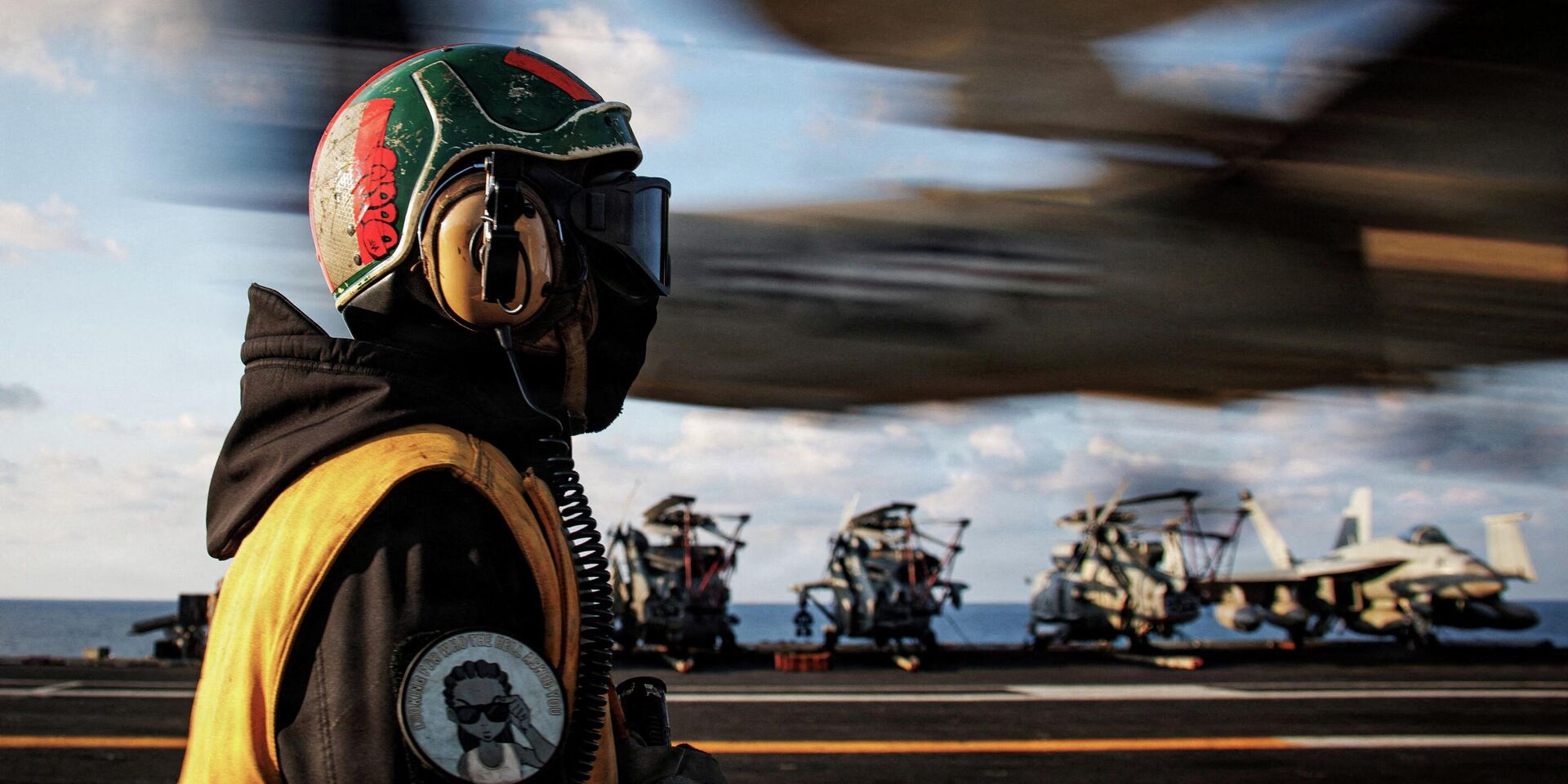 Моряк наблюдает за посадкой самолета E-2D Hawkeye на авианосец USS Gerald R. Ford во время операции Эпическая ярость по нанесению ударов по Ирану в восточной части Средиземного моря - ИноСМИ, 1920, 07.03.2026
