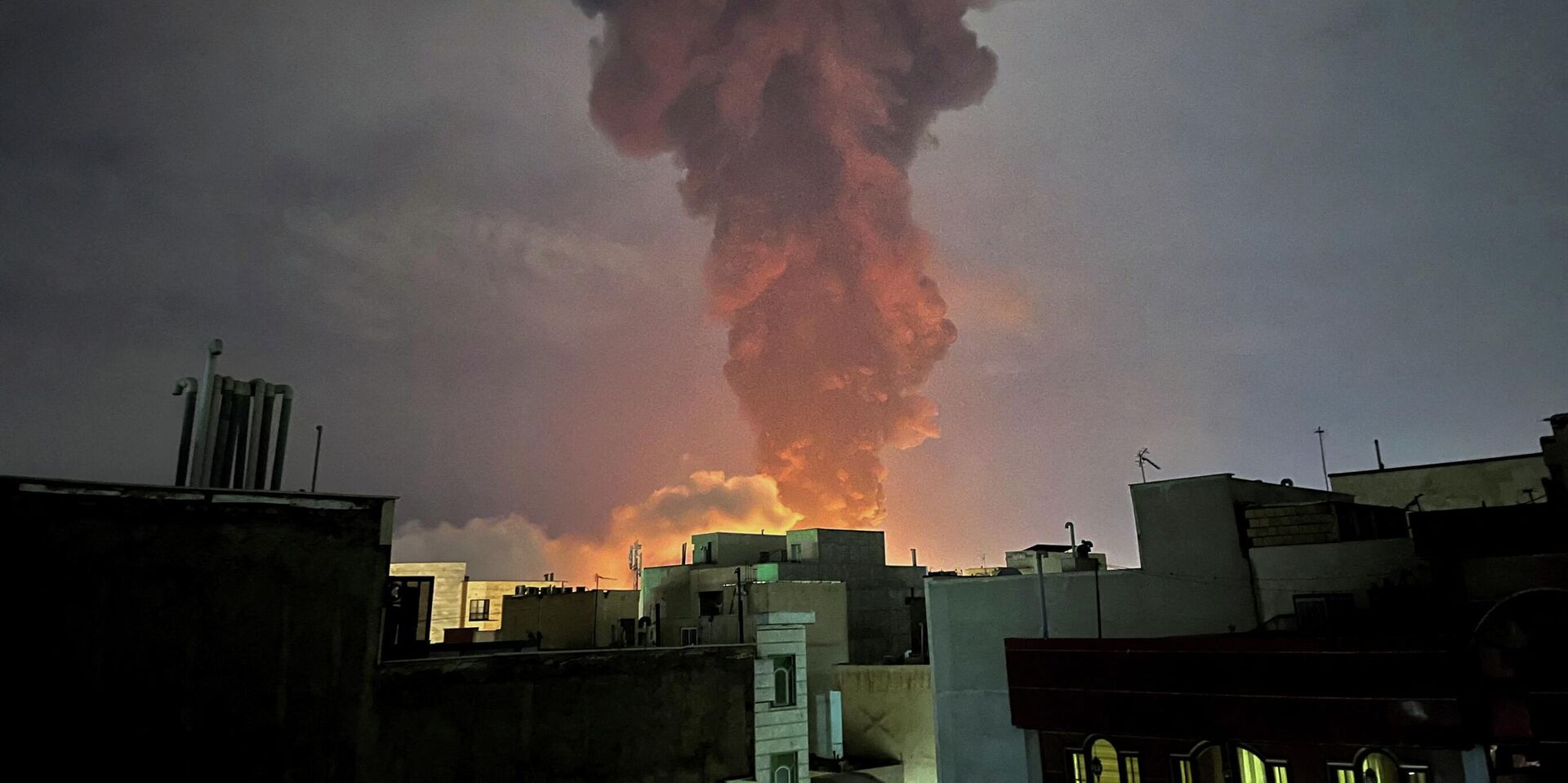 Клубы дыма поднимаются после взрыва в Тегеране на фоне атак США и Израиля на Иран - ИноСМИ, 1920, 09.03.2026