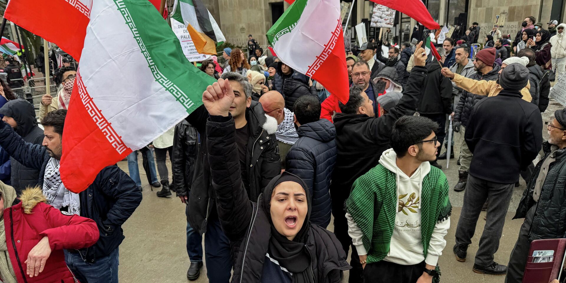 Протестующие рядом с митингом сторонников конфликта Израиля и США с Ираном в Торонто - ИноСМИ, 1920, 11.03.2026