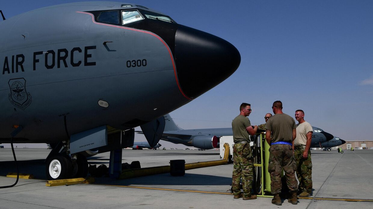 Инструктаж у самолета KC-135