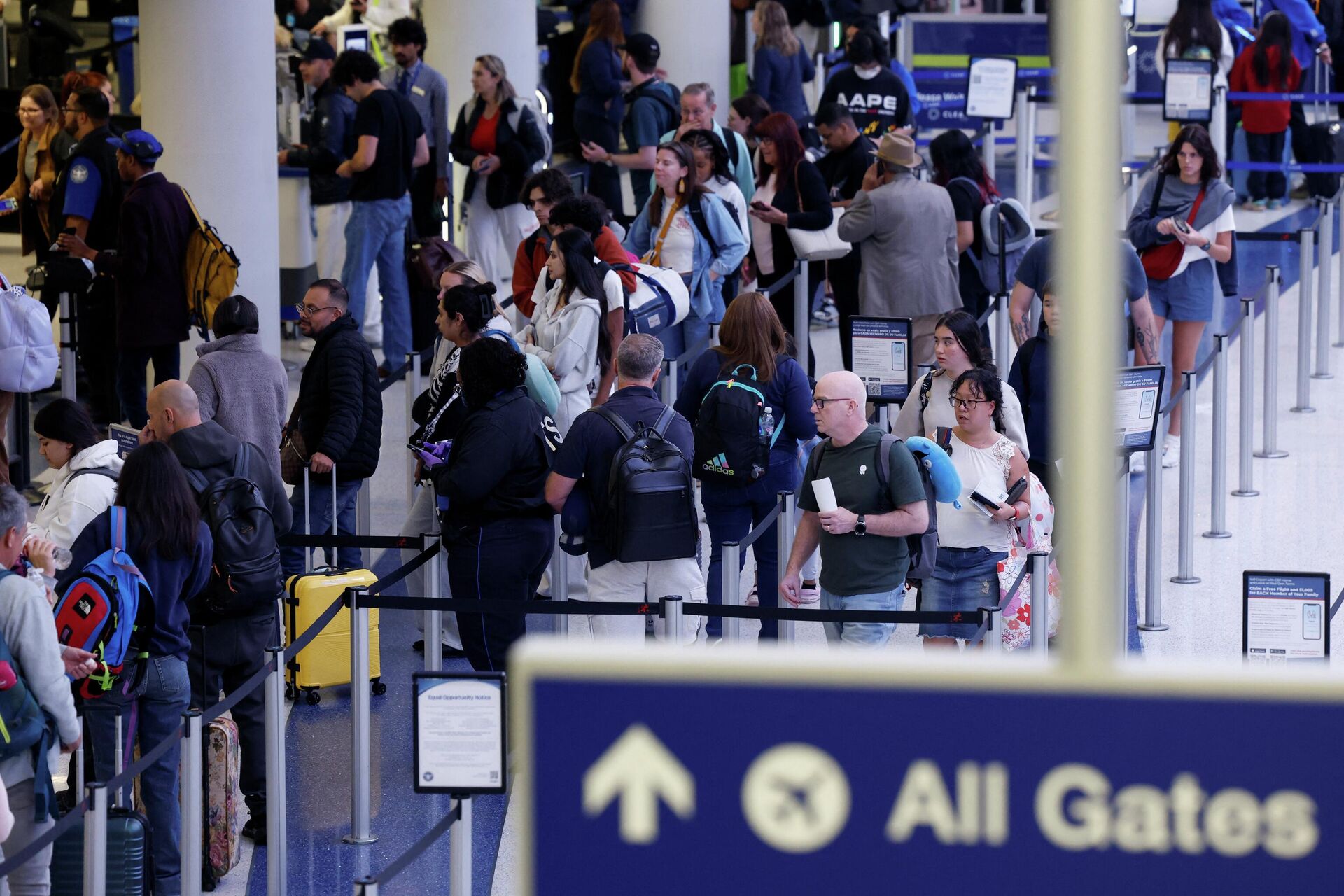 Пассажиры в международном аэропорту Лос-Анджелеса (LAX) в Лос-Анджелесе, Калифорния, США, 23 марта 2026 года - ИноСМИ, 1920, 25.03.2026
