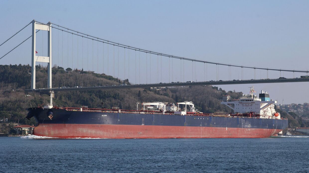 Турецкий танкер Altura проходит через пролив Босфор