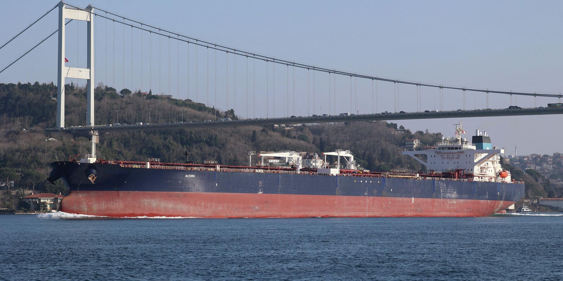 Турецкий танкер Altura проходит через пролив Босфор - ИноСМИ, 1920, 26.03.2026