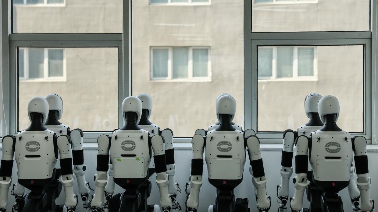 Человекоподобные роботы на платформе пилотного тестирования и валидации робототехники Beijing Innovation Center of Humanoid Robotics в Пекине