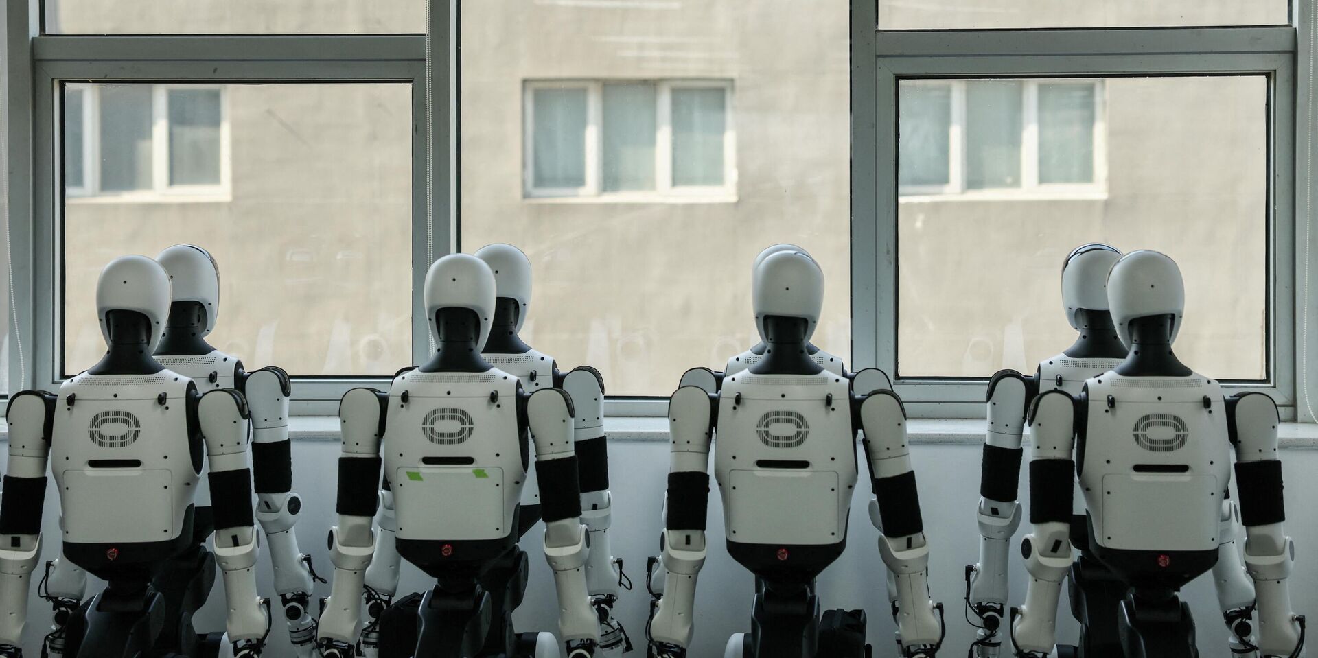 Человекоподобные роботы на платформе пилотного тестирования и валидации робототехники Beijing Innovation Center of Humanoid Robotics в Пекине - ИноСМИ, 1920, 26.03.2026