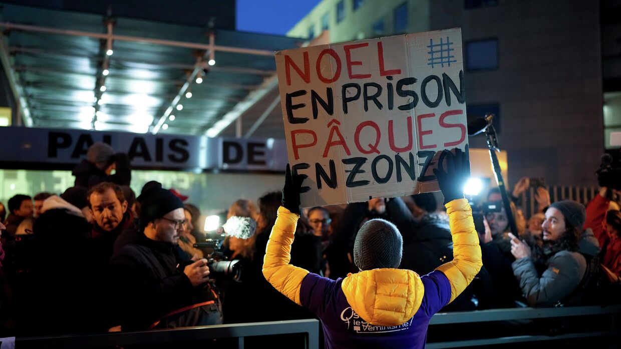 Акция протеста во время судебного процесса над Домиником Пелико, в Авиньоне, Франция