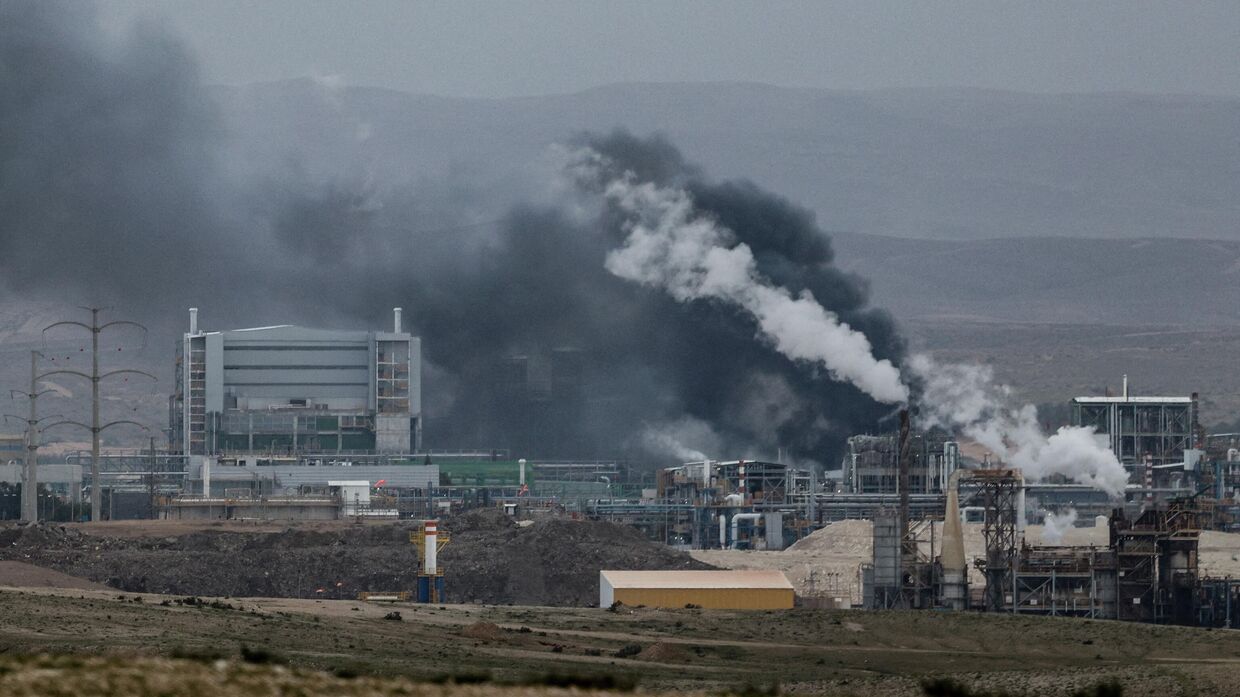 Дым на юге Израиля после иранского ракетного удара, 29 марта 2026 года