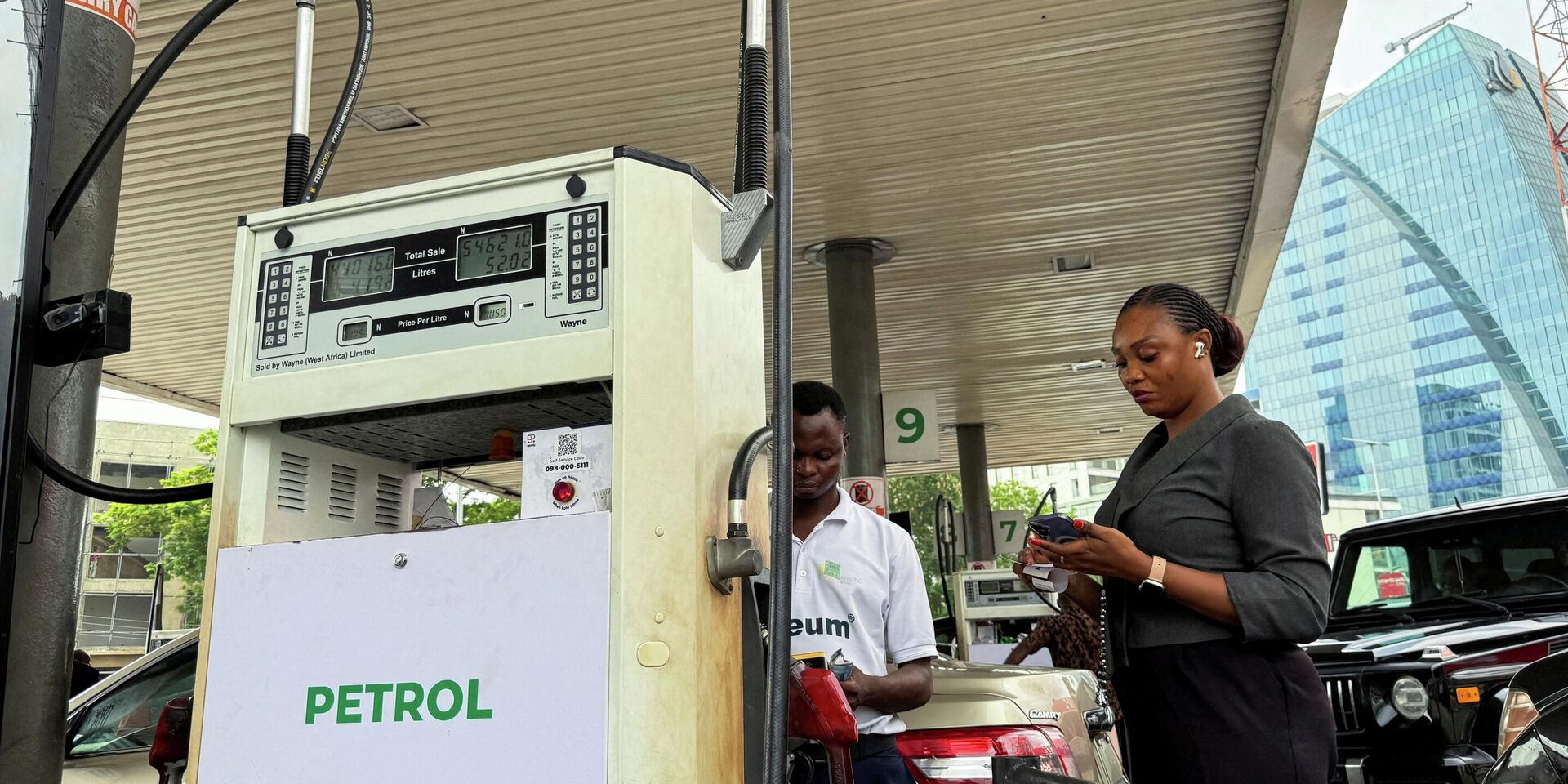 Клиенты на заправочной станции в Лагосе, Нигерия - ИноСМИ, 1920, 01.04.2026