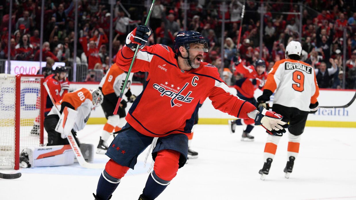Александр Овечкин празднует гол во время матча против Филадельфии Флайерз, 31 марта 2026 года