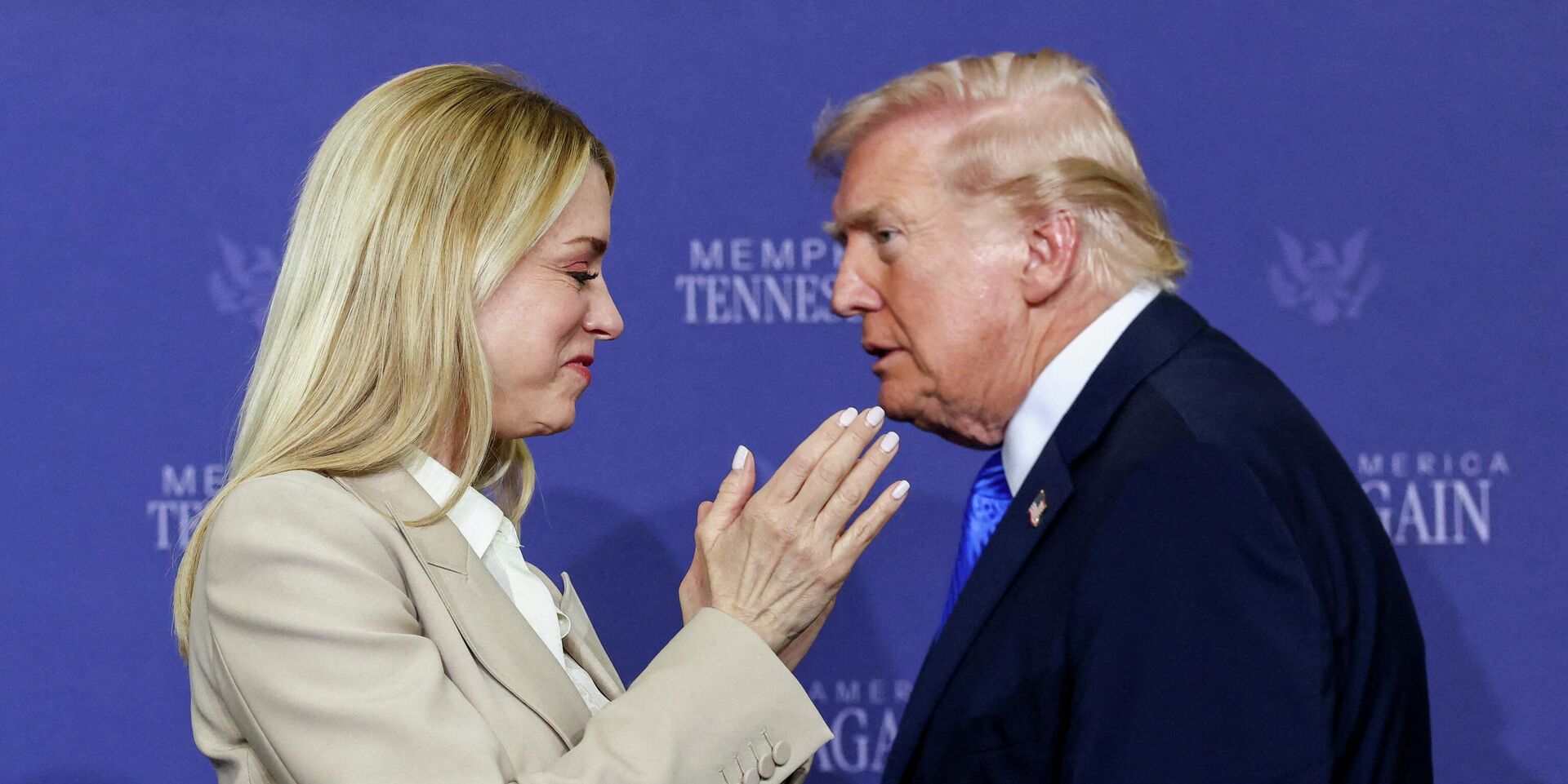 Генпрокурор США Памела Бонди аплодирует президенту США Дональду Трампу. Мемфис, Теннесси, США, 23 марта 2026. - ИноСМИ, 1920, 06.04.2026