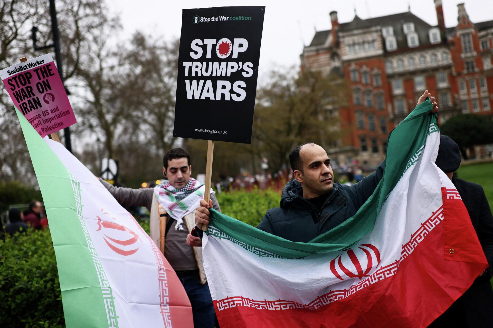 Демонстранты держат плакаты и иранские флаги, а антивоенные активисты собираются на марш, призывая к прекращению военных действий на фоне американо-израильского конфликта с Ираном - ИноСМИ, 1920, 08.04.2026