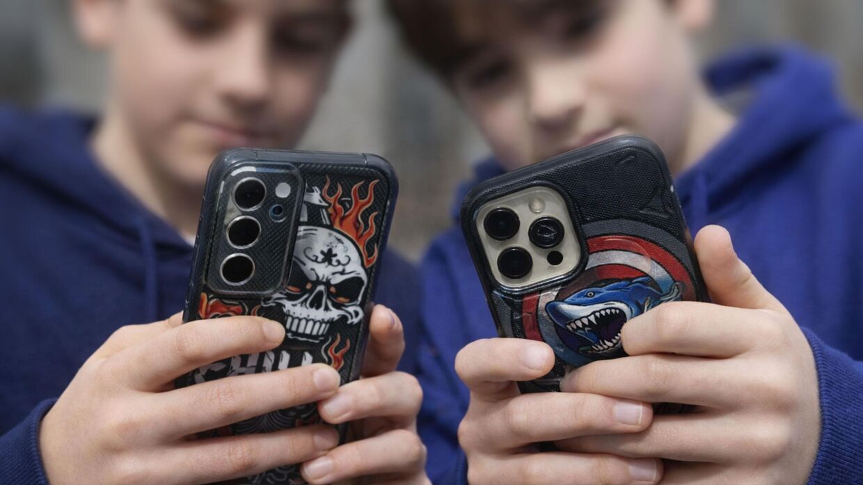 Дети со смартфонами в руках