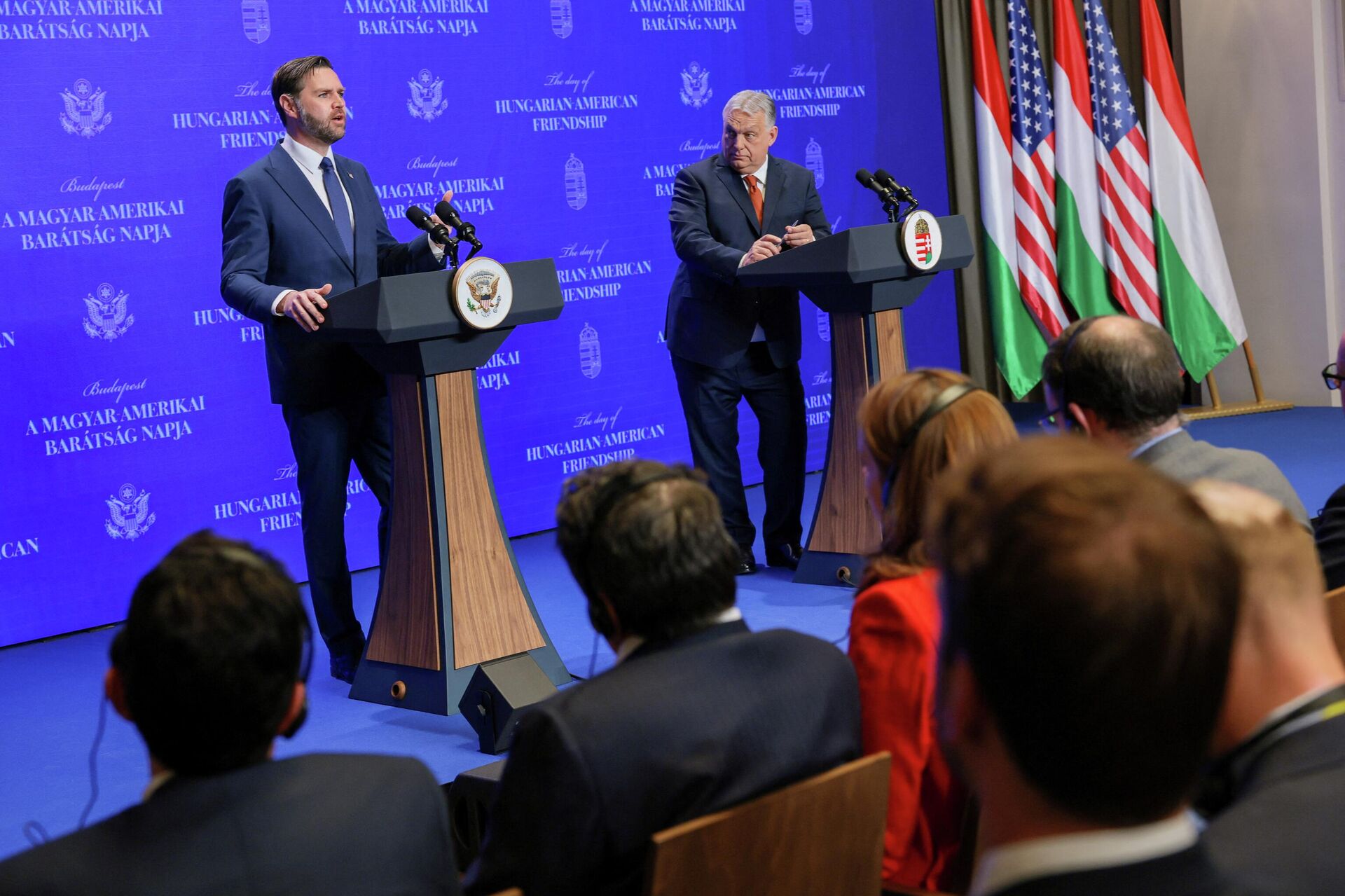 Вице-президент США Джей Ди Вэнс и премьер-министр Венгрии Виктор Орбан в Будапеште, Венгрия, 7 апреля 2026 года - ИноСМИ, 1920, 08.04.2026