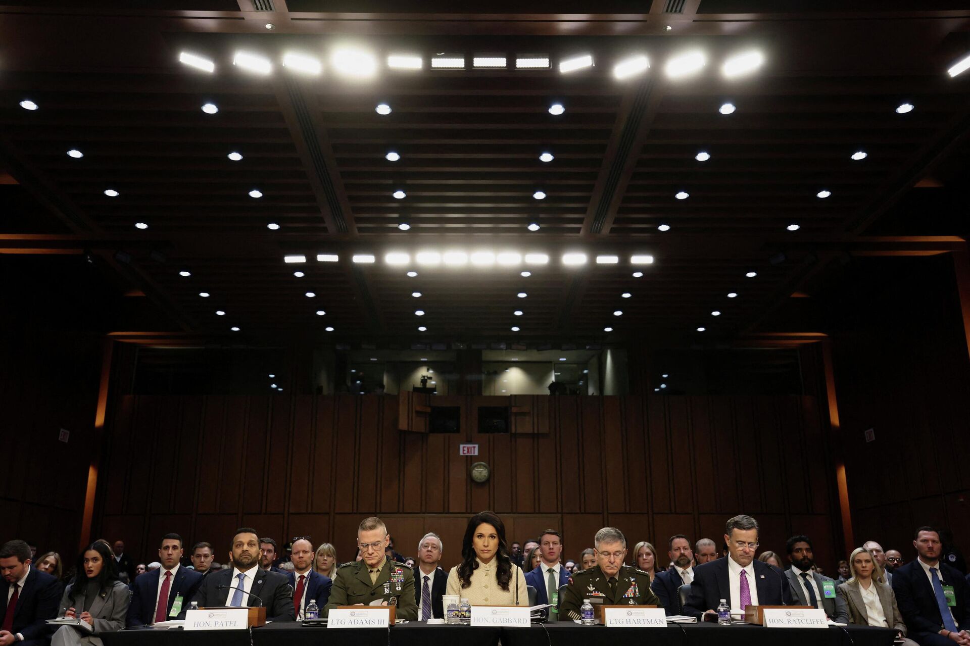 Директор ФБР Каш Патель, директор Агентства военной разведки генерал-лейтенант Джеймс Адамс, директор Национальной разведки Тулси Габбард, исполняющий обязанности директора Агентства национальной безопасности генерал-лейтенант Уильям Хартман и директор ЦРУ Джон Рэтклифф дают показания на слушаниях в Сенатском комитете по разведке на Капитолийском холме в Вашингтоне, округ Колумбия - ИноСМИ, 1920, 21.04.2026