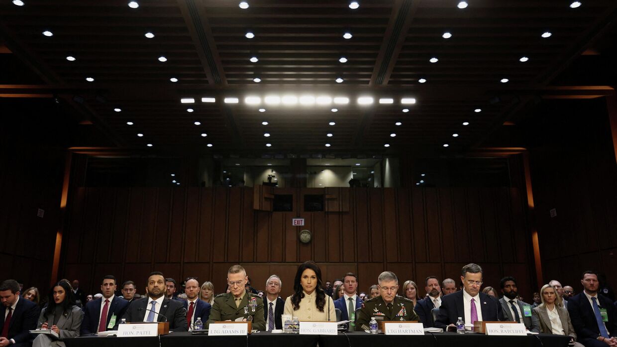 Директор ФБР Каш Патель, директор Агентства военной разведки генерал-лейтенант Джеймс Адамс, директор Национальной разведки Тулси Габбард, исполняющий обязанности директора Агентства национальной безопасности генерал-лейтенант Уильям Хартман и директор ЦРУ Джон Рэтклифф дают показания на слушаниях в Сенатском комитете по разведке на Капитолийском холме в Вашингтоне, округ Колумбия