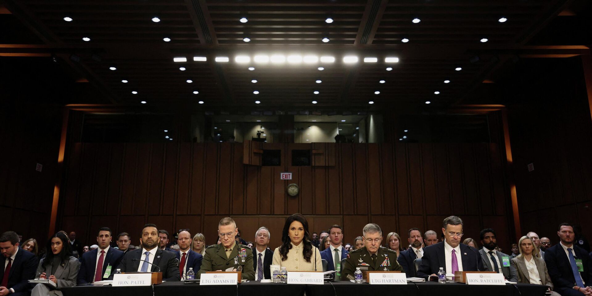 Директор ФБР Каш Патель, директор Агентства военной разведки генерал-лейтенант Джеймс Адамс, директор Национальной разведки Тулси Габбард, исполняющий обязанности директора Агентства национальной безопасности генерал-лейтенант Уильям Хартман и директор ЦРУ Джон Рэтклифф дают показания на слушаниях в Сенатском комитете по разведке на Капитолийском холме в Вашингтоне, округ Колумбия - ИноСМИ, 1920, 08.04.2026