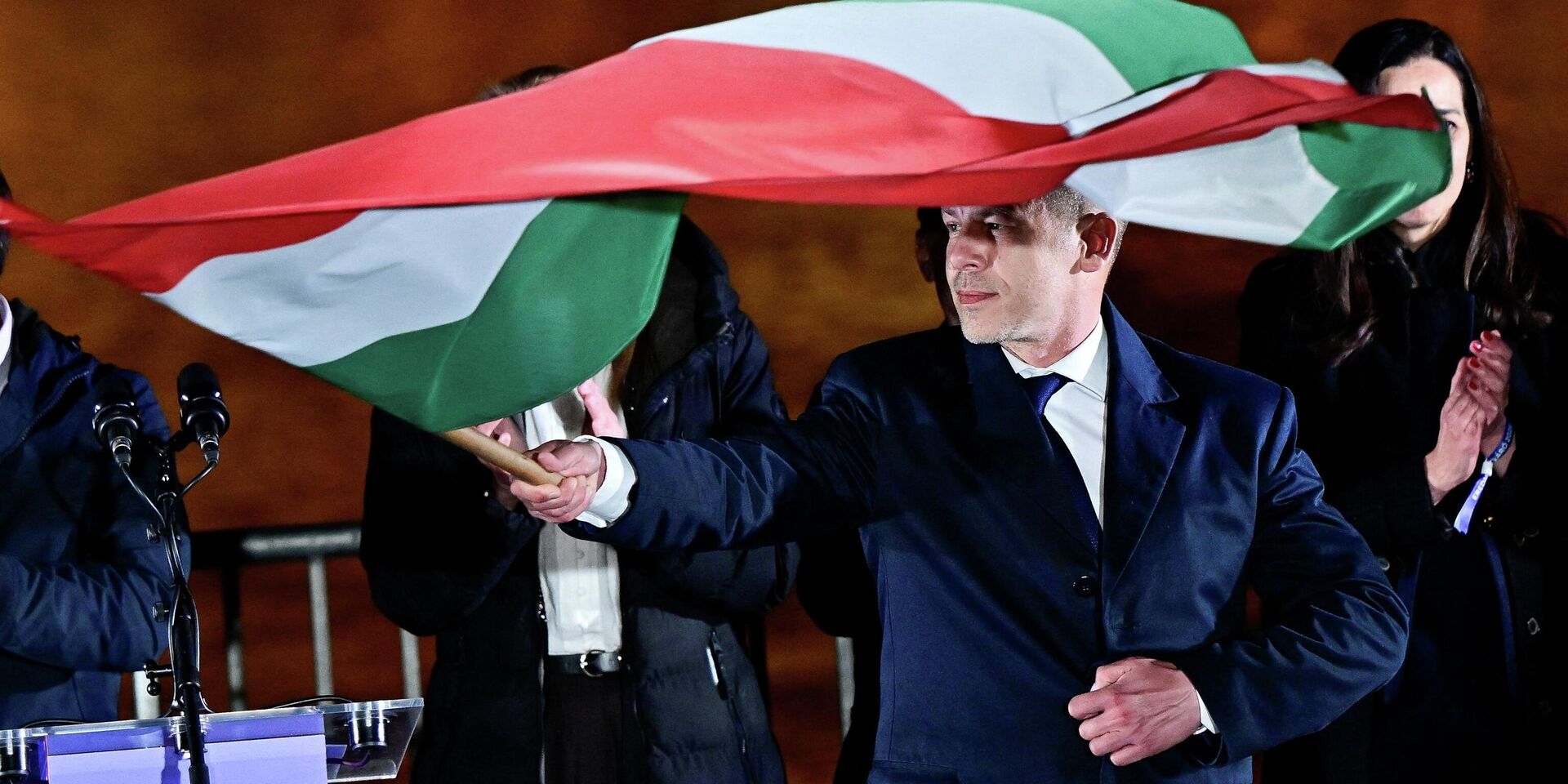 Петер Мадьяр, победивший на парламентских выборах в Венгрии, держит флаг Венгрии после объявления предварительных результатов. 12 апреля 2026 г., Будапешт - ИноСМИ, 1920, 13.04.2026