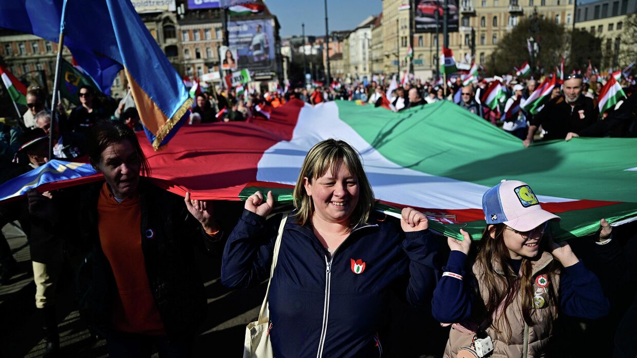 В Будапеште люди собрались на проправительственный митинг под названием Марш мира в рамках празднования Национального дня Венгрии