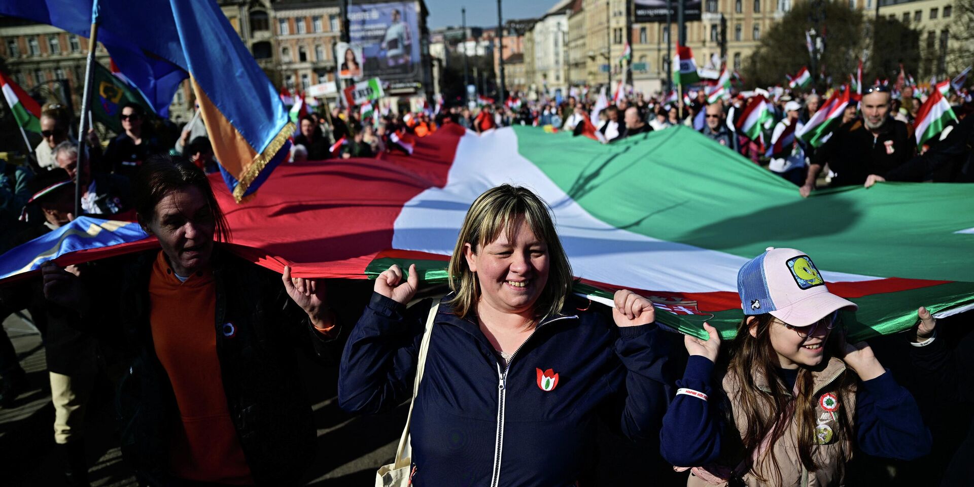 В Будапеште люди собрались на проправительственный митинг под названием Марш мира в рамках празднования Национального дня Венгрии - ИноСМИ, 1920, 13.04.2026