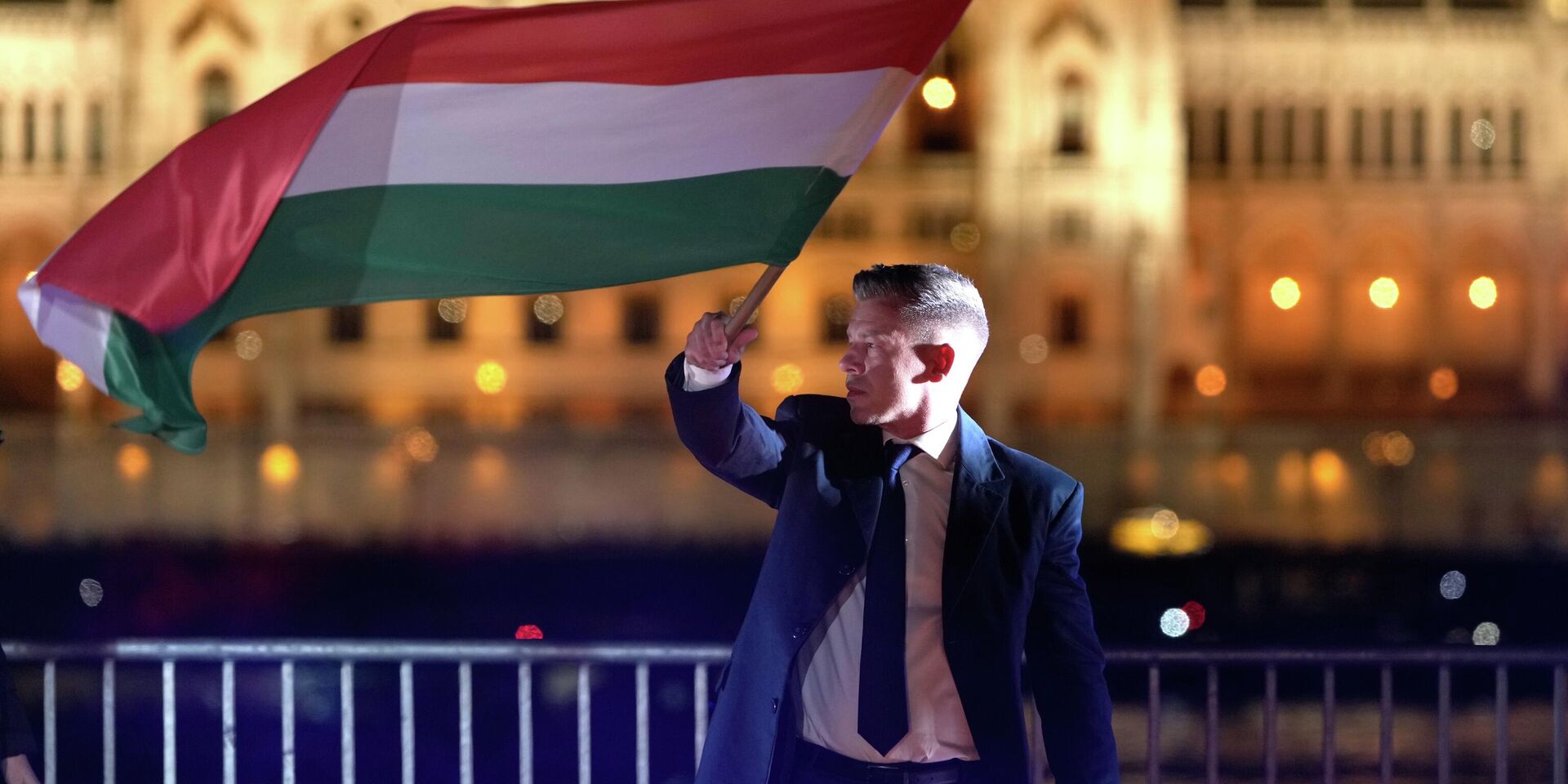 Петер Мадьяр, победивший на парламентских выборах в Венгрии, держит флаг Венгрии после объявления предварительных результатов - ИноСМИ, 1920, 16.04.2026