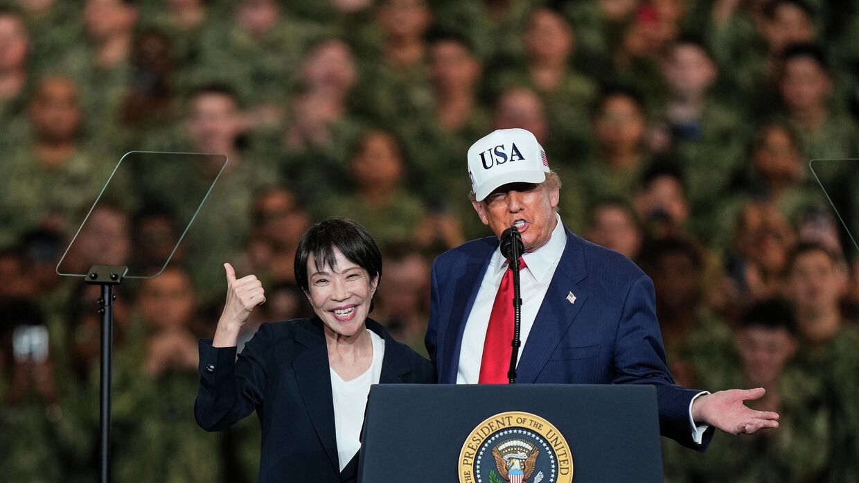 Премьер-министр Японии Санаэ Такаити и президент США Дональд Трамп на базе ВМС США в Йокосуке в Японии