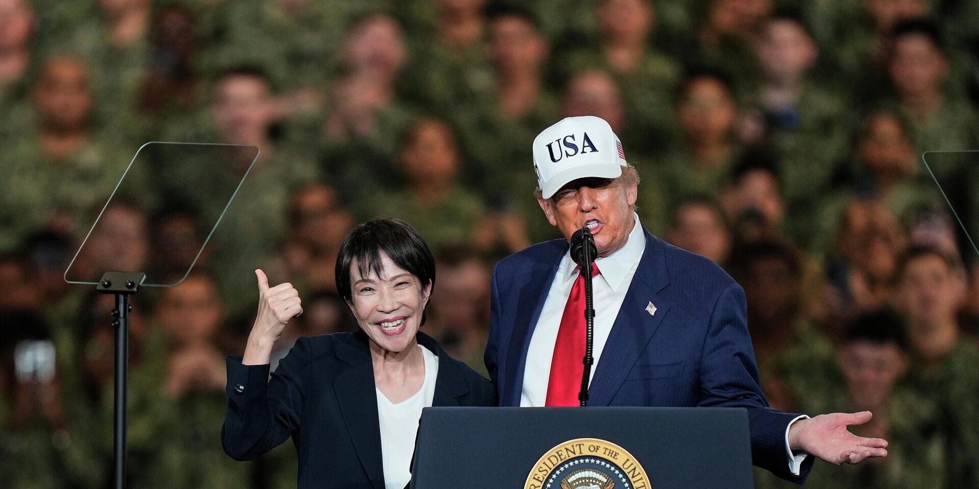 Премьер-министр Японии Санаэ Такаити и президент США Дональд Трамп на базе ВМС США в Йокосуке в Японии - ИноСМИ, 1920, 20.04.2026