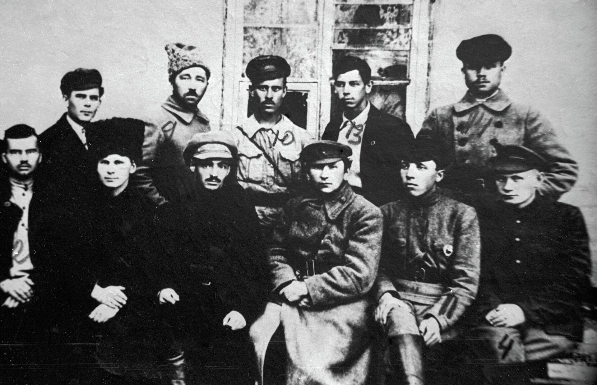 Чешский писатель-коммунист Ярослав Гашек (сидит 3-й справа) среди работников политотдела 5-й армии. - ИноСМИ, 1920, 15.04.2026