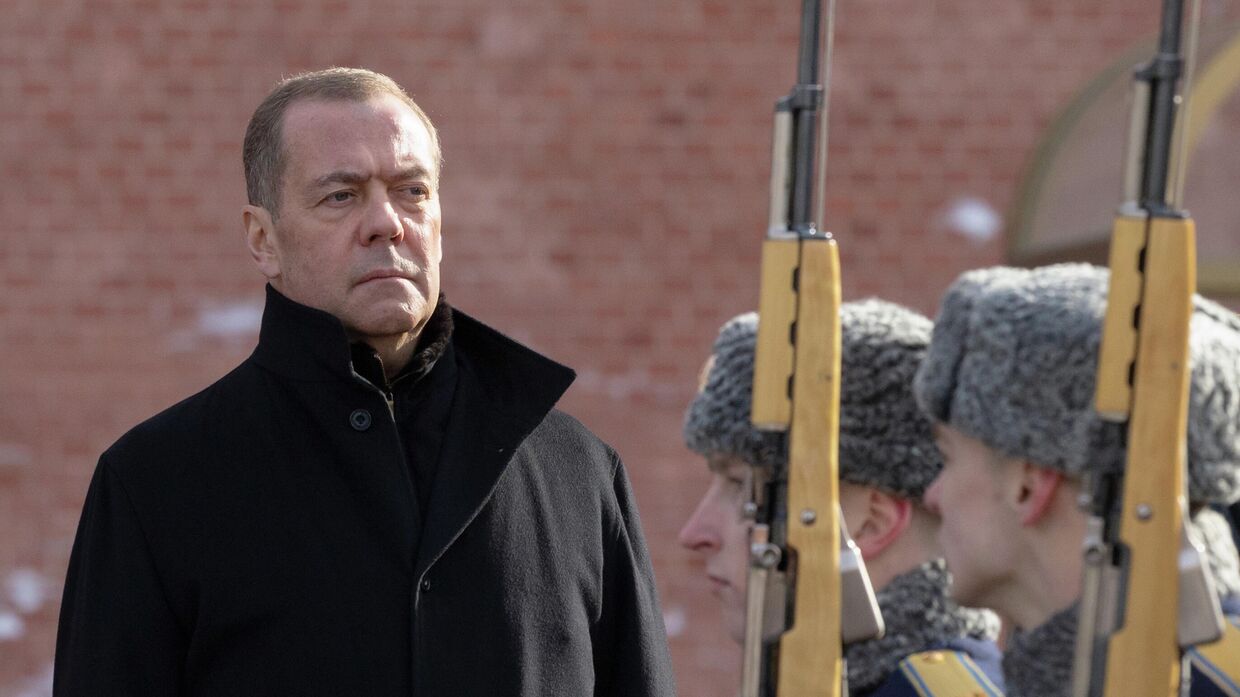 Зампред Совбеза РФ Дмитрий Медведев возложил цветы к Могиле Неизвестного Солдата