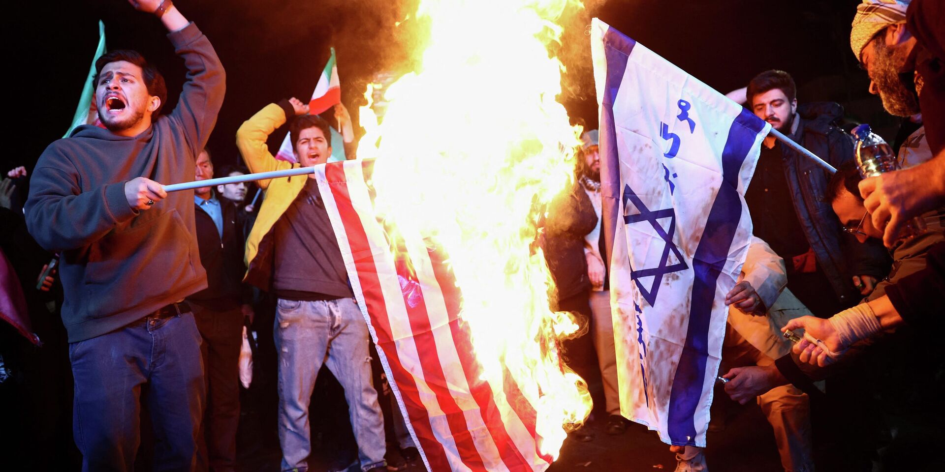 Протестующие подожгли флаги США и Израиля после объявления двухнедельного перемирия в войне против Ирана - ИноСМИ, 1920, 19.04.2026